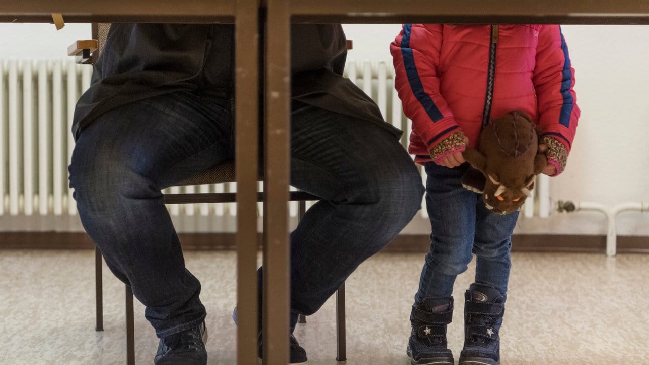 In Hessen können die Bürger am Sonntag auch über eine Reform der hessischen Landesverfassung entscheiden. In Hessen können die Bürger am Sonntag auch über eine Reform der hessischen Landesverfassung entscheiden.