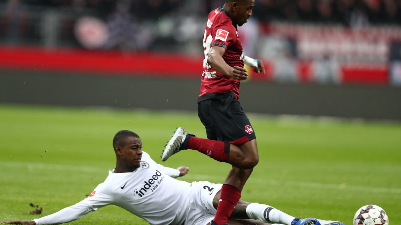Nürnbergs Misidjan (r) kämpft mit Frankfurts Evan Ndicka um den Ball. Nürnbergs Misidjan (r) kämpft mit Frankfurts Evan Ndicka um den Ball.