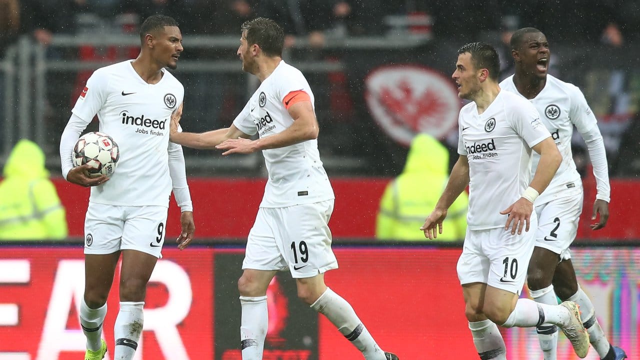 Frankfurts Sebastien Haller (l) jubelt über seinen späten Treffer zum 1:1. Frankfurts Sebastien Haller (l) jubelt über seinen späten Treffer zum 1:1.