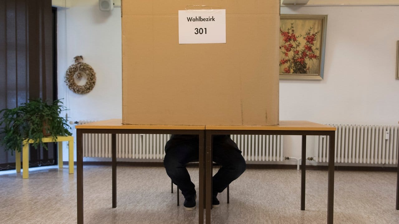 Hessen hat rund 6,24 Millionen Einwohner, davon sind etwa 4,38 Millionen Männer und Frauen wahlberechtigt. Hessen hat rund 6,24 Millionen Einwohner, davon sind etwa 4,38 Millionen Männer und Frauen wahlberechtigt.