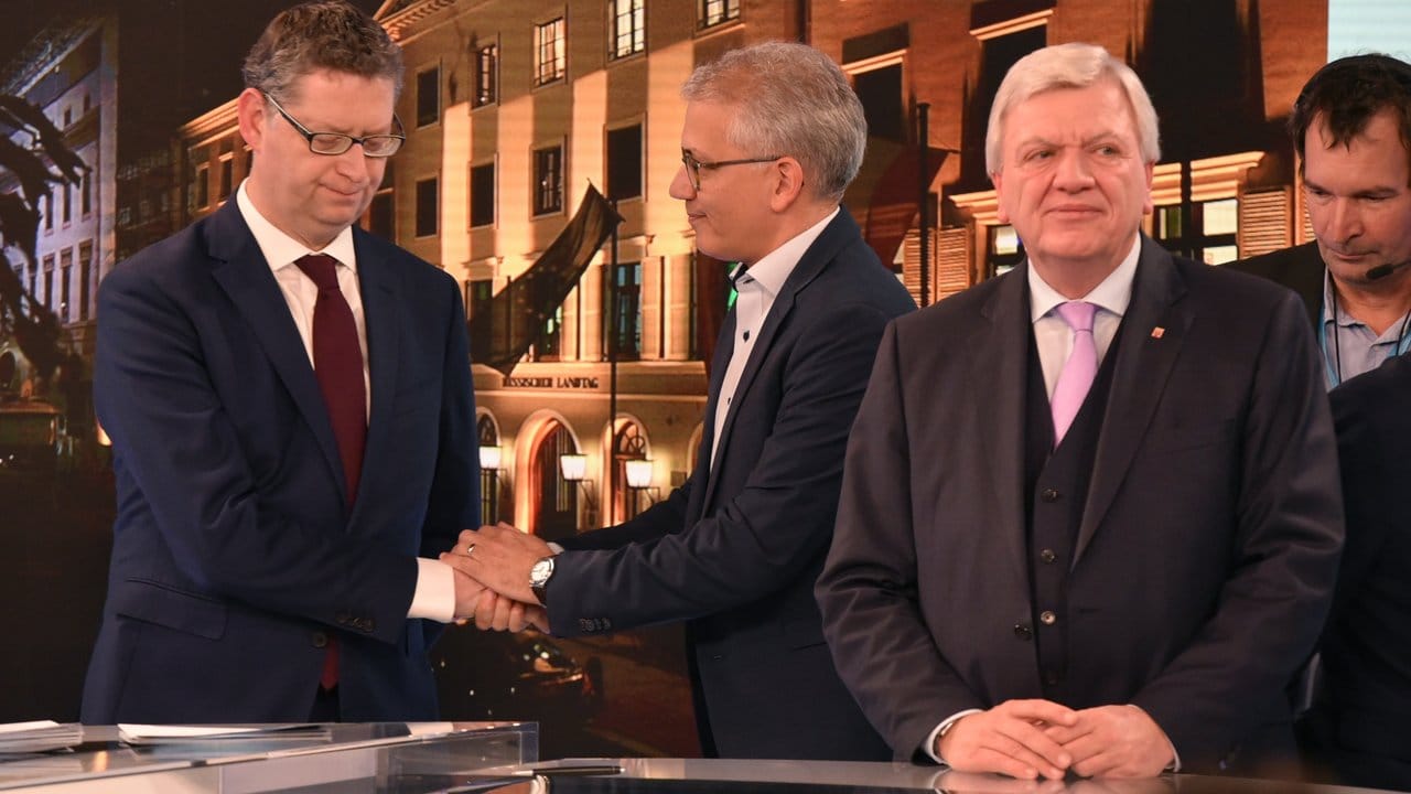 Die Spitzenkandidaten der Parteien (l-r) Thorsten Schäfer-Gümbel (SPD), Tarek Al-Wazir (Bündnis90/Die Grünen) und Volker Bouffier (CDU) während der HR-Fernsehrunde. Die Spitzenkandidaten der Parteien (l-r) Thorsten Schäfer-Gümbel (SPD), Tarek Al-Wazir (Bündnis90/Die Grünen) und Volker Bouffier (CDU) während der HR-Fernsehrunde.
