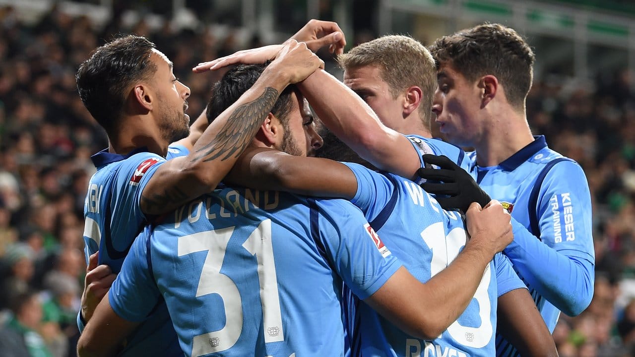 Leverkusens Spieler bejubeln den 6:1-Sieg gegen Werder Bremen. Leverkusens Spieler bejubeln den 6:1-Sieg gegen Werder Bremen.