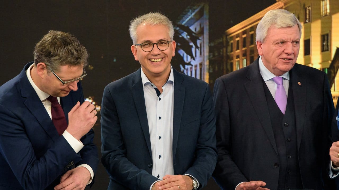 Thorsten Schäfer-Gümbel (SPD), Tarek Al-Wazir (Bündnis90/Die Grünen) und Volker Bouffier (CDU) in der ARD-Fernsehrunde. Thorsten Schäfer-Gümbel (SPD), Tarek Al-Wazir (Bündnis90/Die Grünen) und Volker Bouffier (CDU) in der ARD-Fernsehrunde.