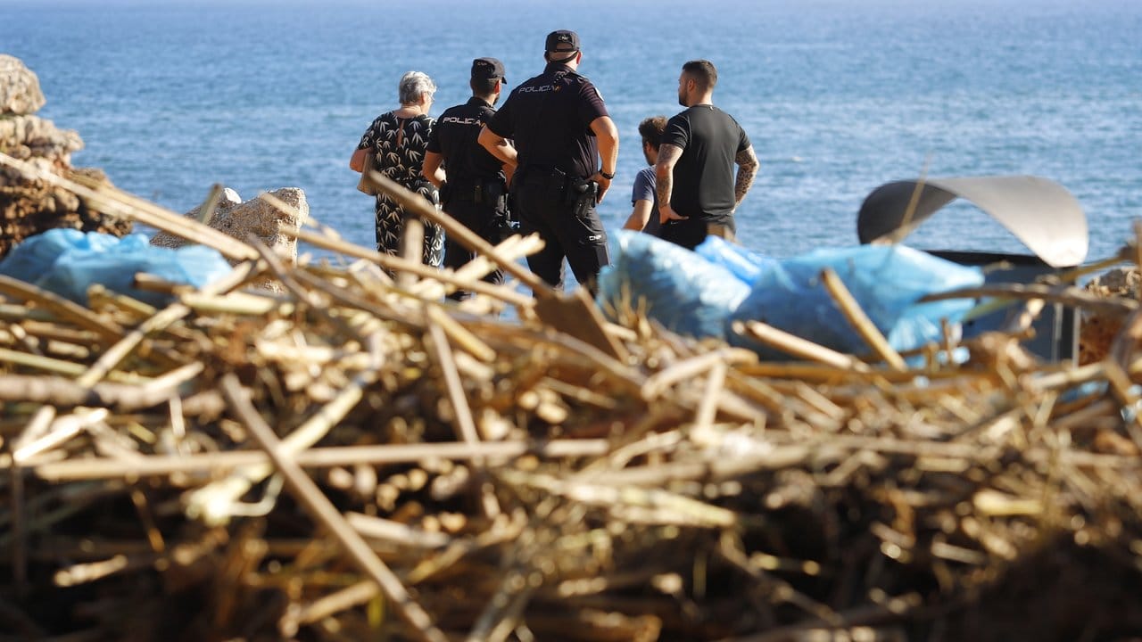 Menschen sind auf der Suche nach einem vermissten Kind am Strand von Cala Morlanda.