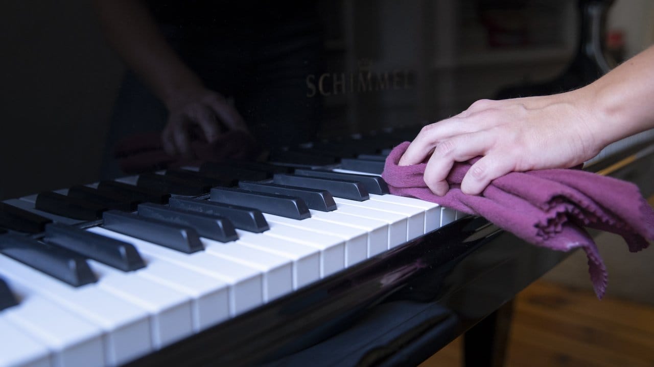 Das lackierte Klavier wird mit einem Baumwoll- oder Mikrofasertuch sowie mit Fensterreiniger geputzt.