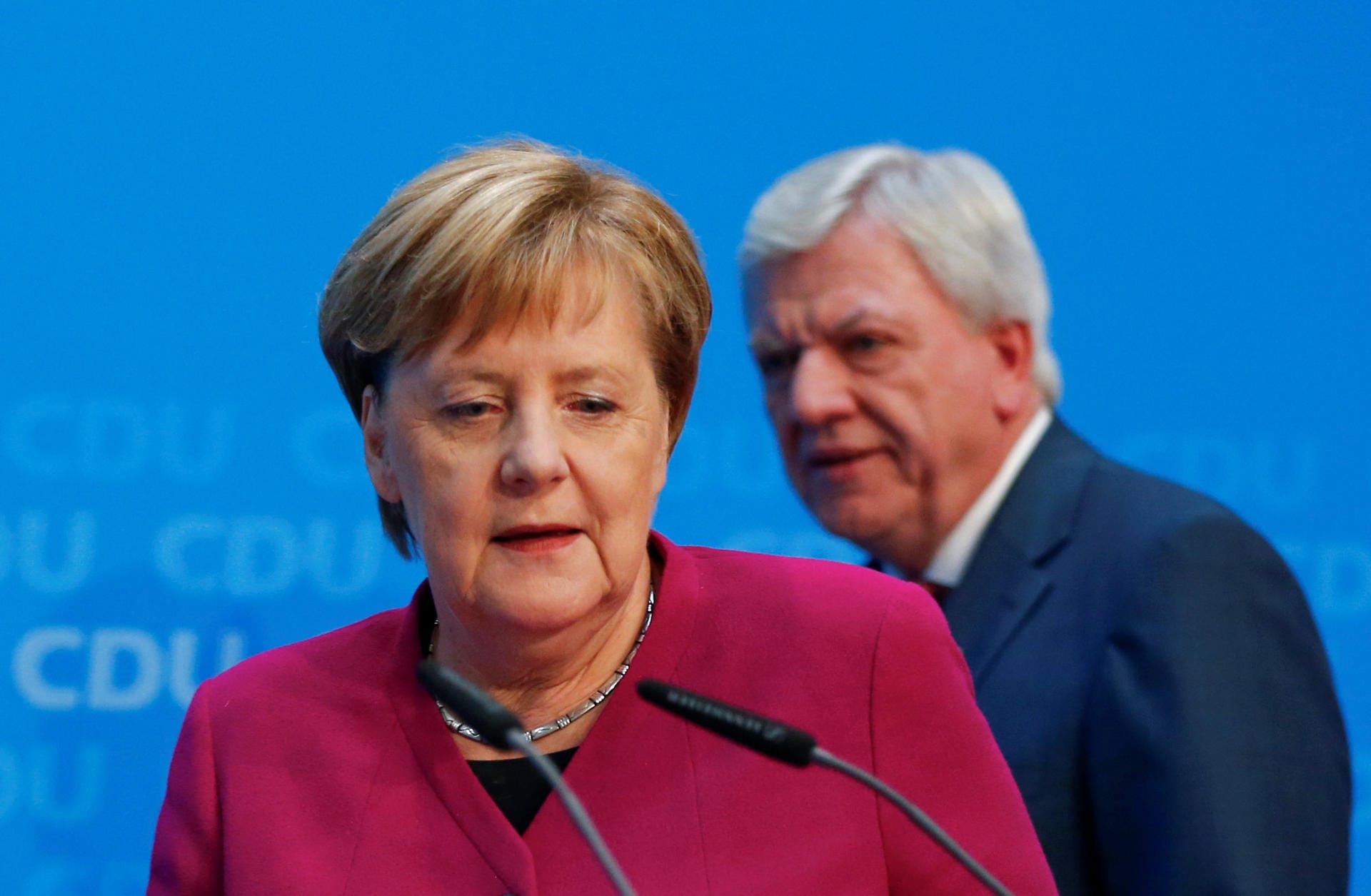 Nach den Verlusten der Union bei den Landtagswahlen beginnt nun der Abschied. Neben dem CDU-Vorsitz möchte Merkel zum Ende der Legislatur auch als Kanzlerin zurücktreten. Danach strebt sie keine politischen Ämter mehr an. Es wird das Ende einer langen und erfolgreichen politischen Karriere.