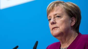 Die Kanzlerin bereitet ihren Ausstieg aus der Politik vor. Nach den großen Verlusten der Union bei den Landtagswahlen, kündigt Merkel an, nicht erneut als CDU-Vorsitzende zu kandidieren. t-online.de skizziert den Lebensweg der Kanzlerin.