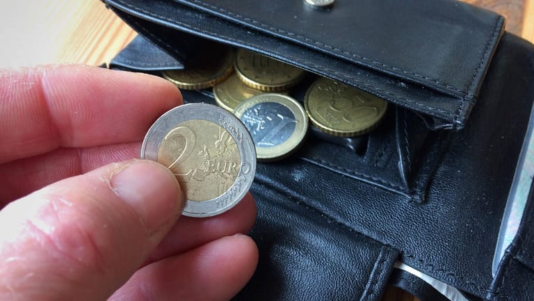 Münzen im Geldbeutel: Manche Banken nehmen Kleingeld ohne Gebühren an.