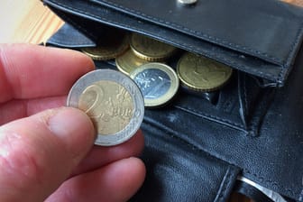 Münzen im Geldbeutel: Manche Banken nehmen Kleingeld ohne Gebühren an.