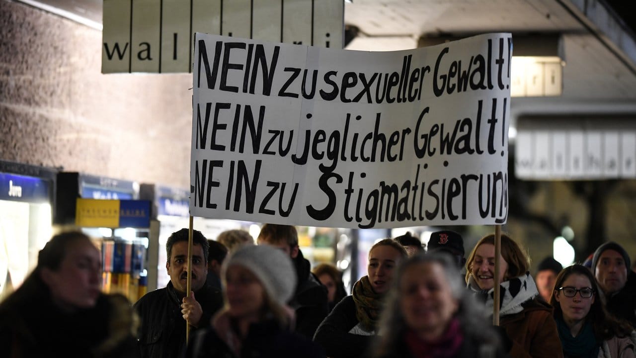 Demonstranten in der Freiburger Innenstadt.