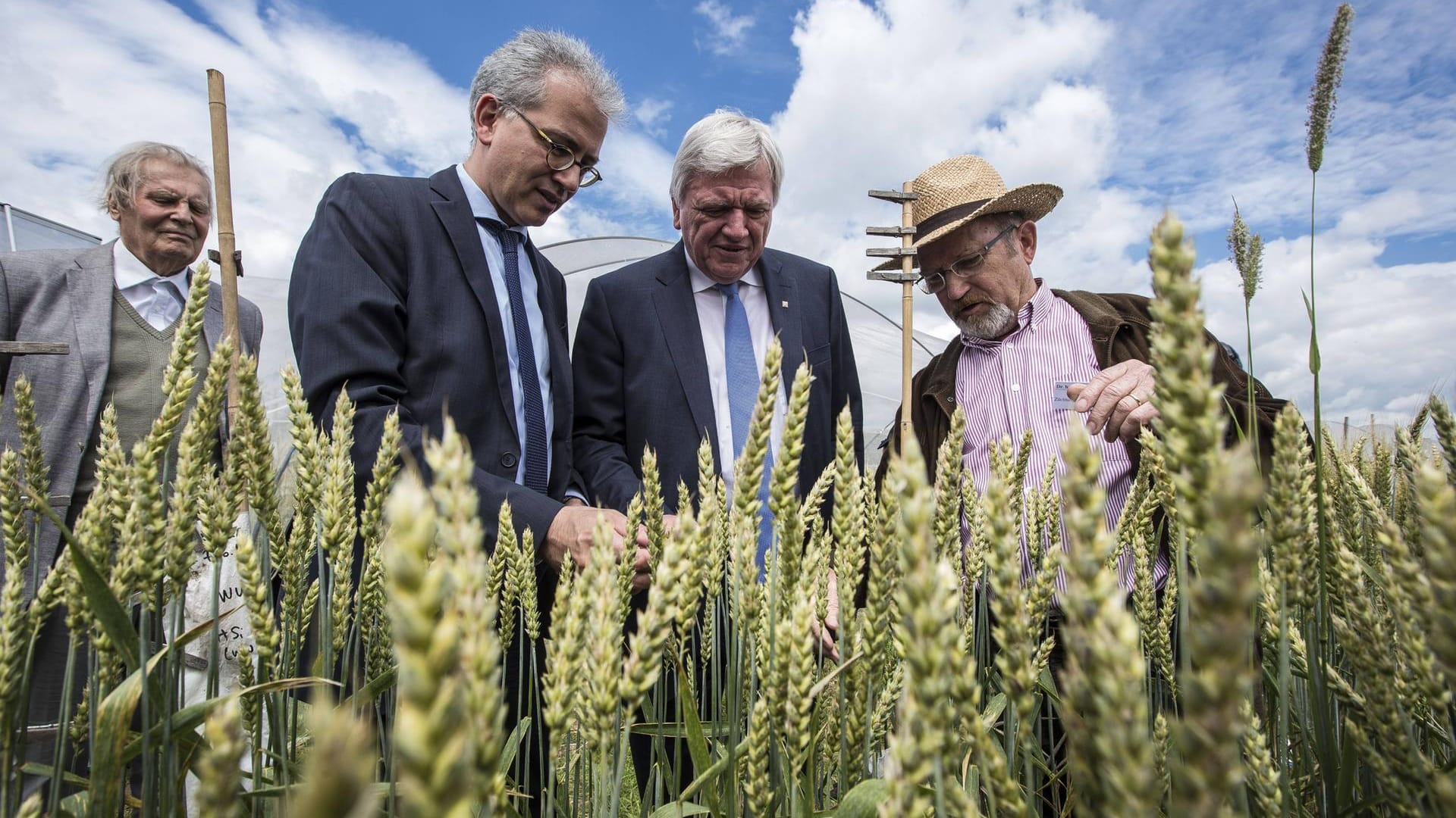 Ministerpräsident Volker Bouffier und sein Stellvertreter Tarek Al-Wazir bei einem Pressetermin: Wahrscheinlich werden sie ihr schwarz-grünes Bündnis fortsetzen.