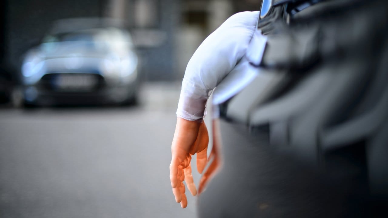 Kontroverser Klassiker: Ob sie mit Gruselarm am Heck geschmackssicher unterwegs sind, müssen Autofahrer individuell klären. Kontroverser Klassiker: Ob sie mit Gruselarm am Heck geschmackssicher unterwegs sind, müssen Autofahrer individuell klären.