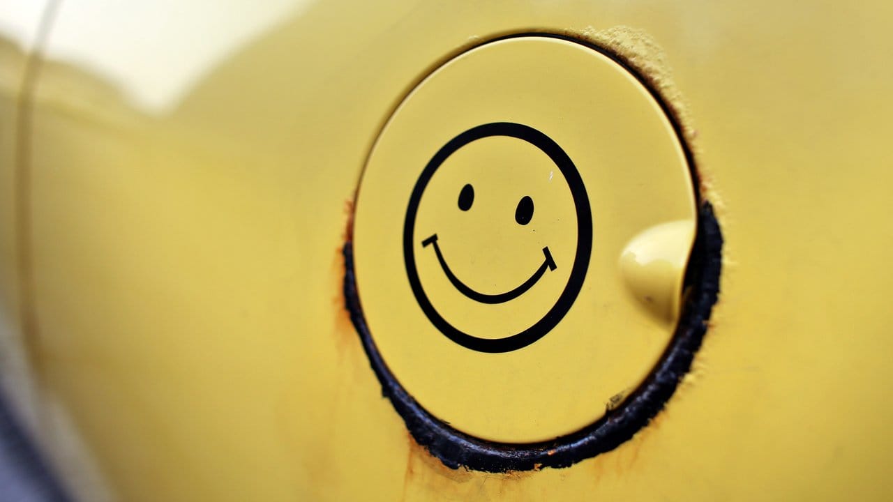 Harmloser kleiner Spaß: So ein Smiley-Sticker auf dem Auto ist kein Problem, aber selbst bei Aufklebern kann es Grenzfälle geben. Harmloser kleiner Spaß: So ein Smiley-Sticker auf dem Auto ist kein Problem, aber selbst bei Aufklebern kann es Grenzfälle geben.