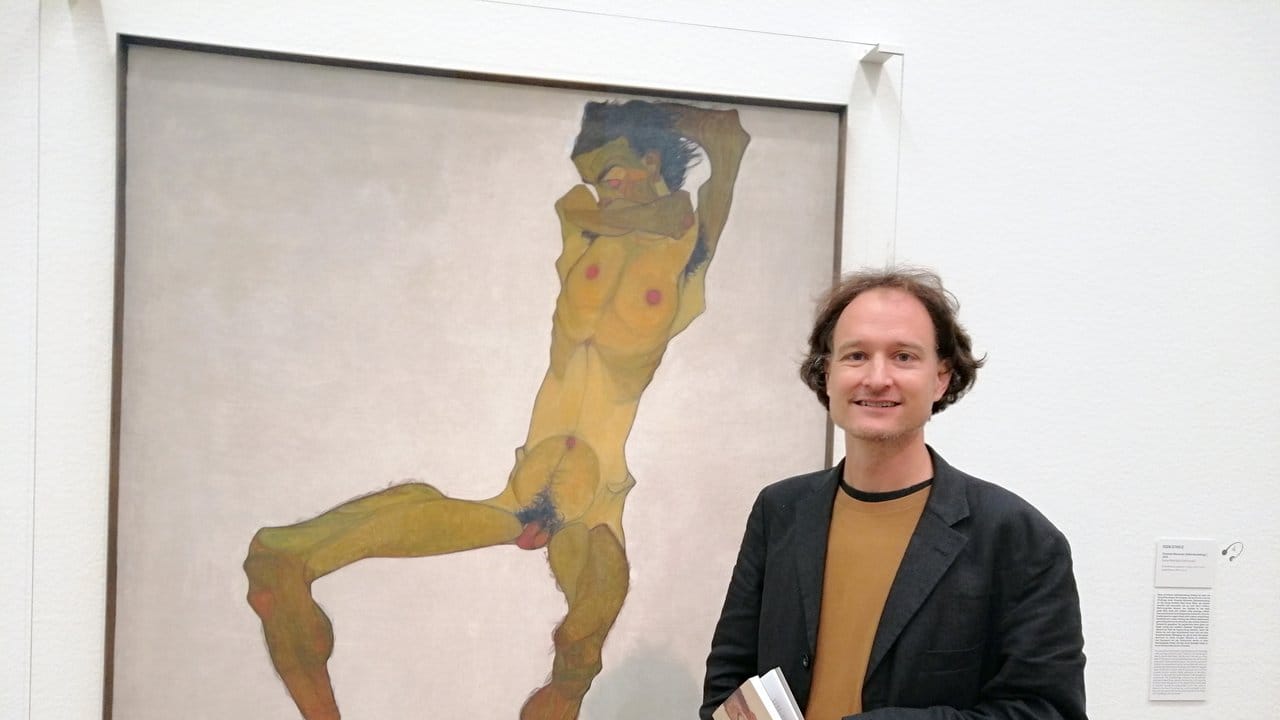Schiele-Kenner Stefan Kutzenberger vor dem Schiele-Selbstporträt "Sitzender Männerakt". Schiele-Kenner Stefan Kutzenberger vor dem Schiele-Selbstporträt "Sitzender Männerakt".