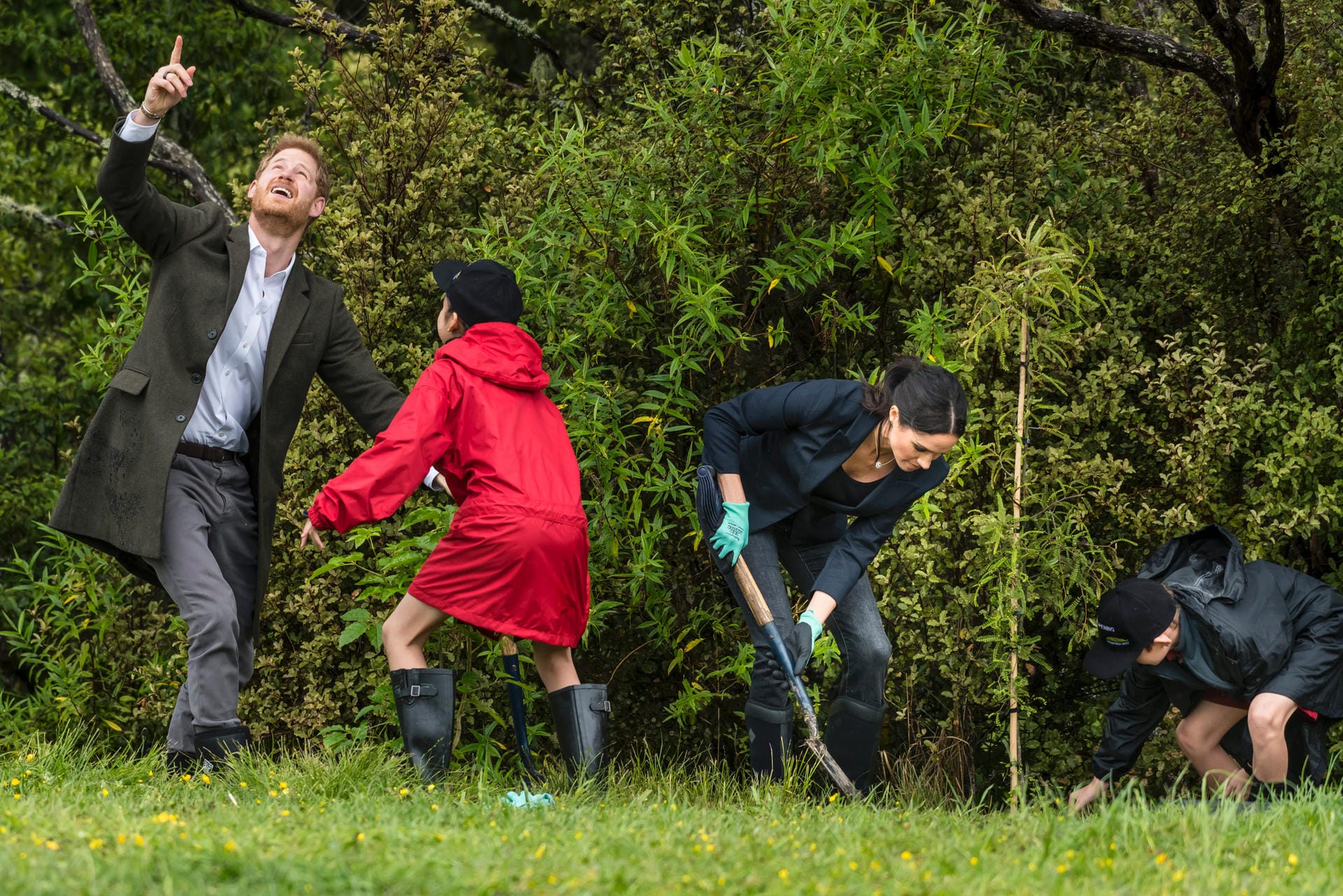 Tag 15: In Gummistiefeln beim Pflanzen von Bäumen in Redvale in Neuseeland.