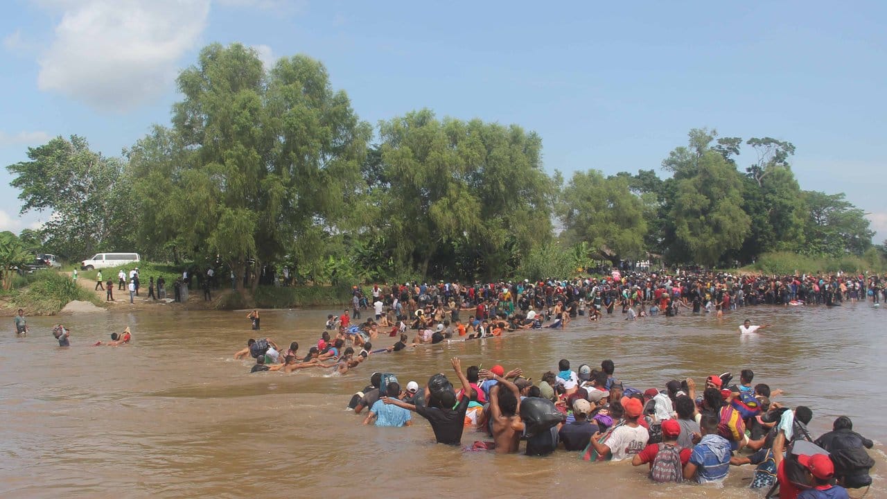 Flüchtlinge durchqueren den Fluss Suchiate an der Grenze zwischen Mexiko und Guatemala. Flüchtlinge durchqueren den Fluss Suchiate an der Grenze zwischen Mexiko und Guatemala.