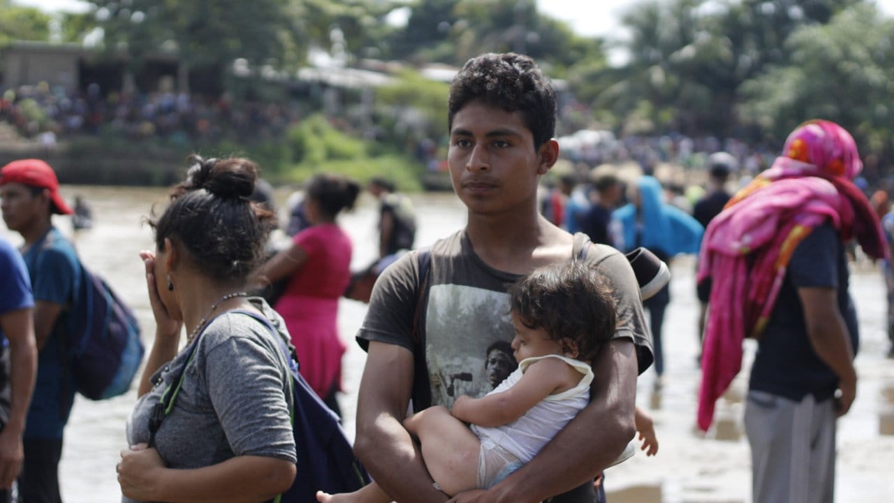 Trotz der Drohungen Trumps erreichten immer mehr Menschen die Grenze Guatemalas zu Mexiko. Trotz der Drohungen Trumps erreichten immer mehr Menschen die Grenze Guatemalas zu Mexiko.