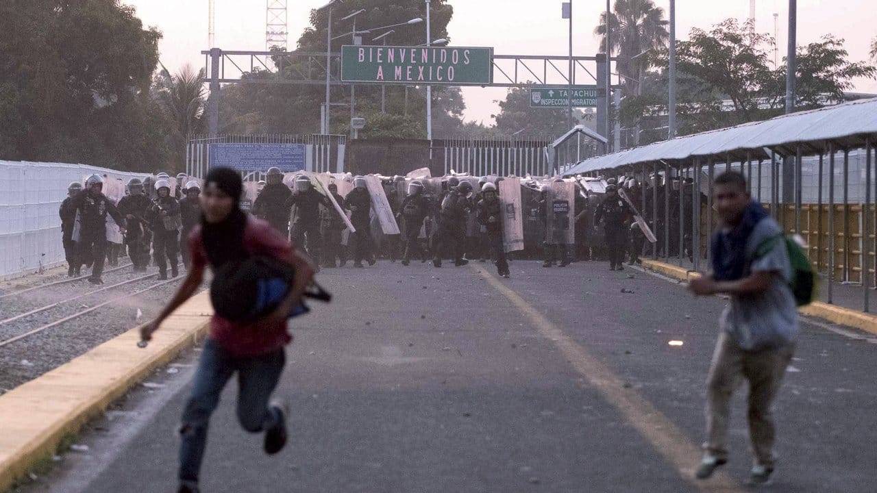 Zusammenstöße zwischen Migranten und Polizei bei Tecun Uman an der Grenze Guatemalas zu Mexiko. Zusammenstöße zwischen Migranten und Polizei bei Tecun Uman an der Grenze Guatemalas zu Mexiko.