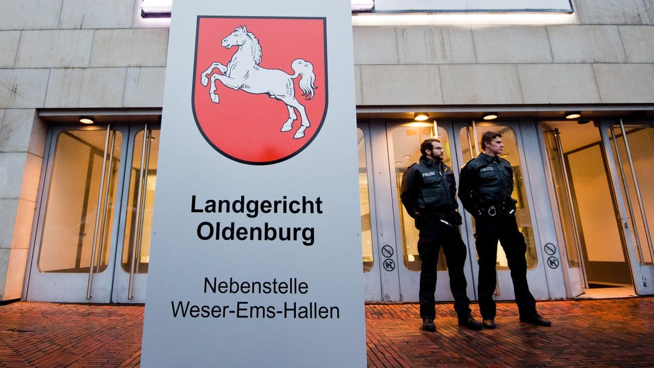 Polizisten stehen vor den Weser-Ems-Hallen zum Prozessauftakt.
