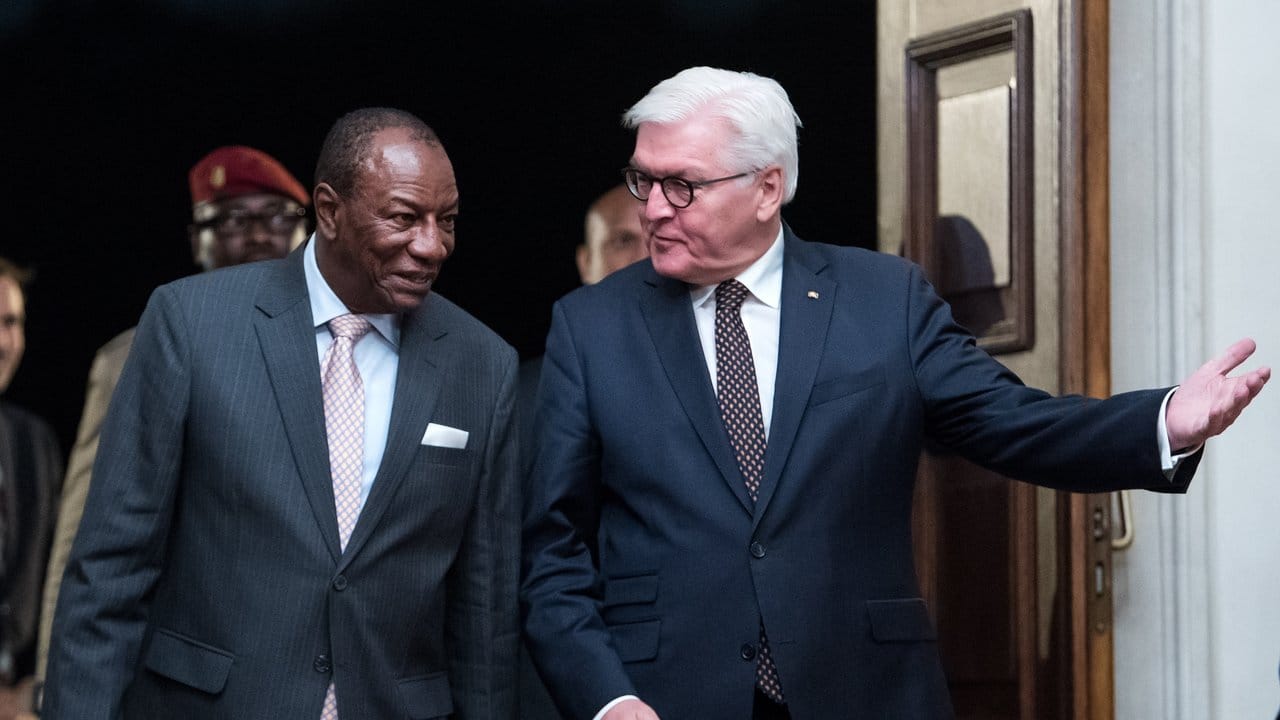 Bundespräsident Steinmeier begrüßt den Präsidenten der Republik Guinea, Alpha Condé.