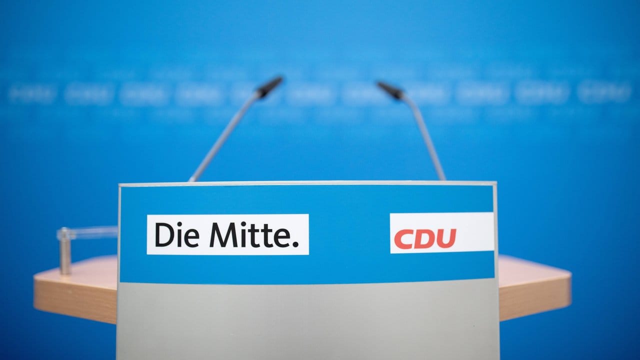 Ein Rednerpult im Foyer des Konrad-Adenauer-Hauses, der Parteizentrale der CDU. Ein Rednerpult im Foyer des Konrad-Adenauer-Hauses, der Parteizentrale der CDU.