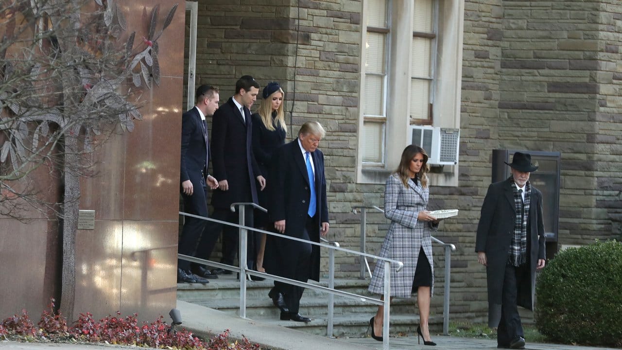Donald Trump verlässt zusammen mit seiner Frau, seiner Tochter und seinem Schwiegersohn die Tree of Life Synagoge in Pittsburgh.