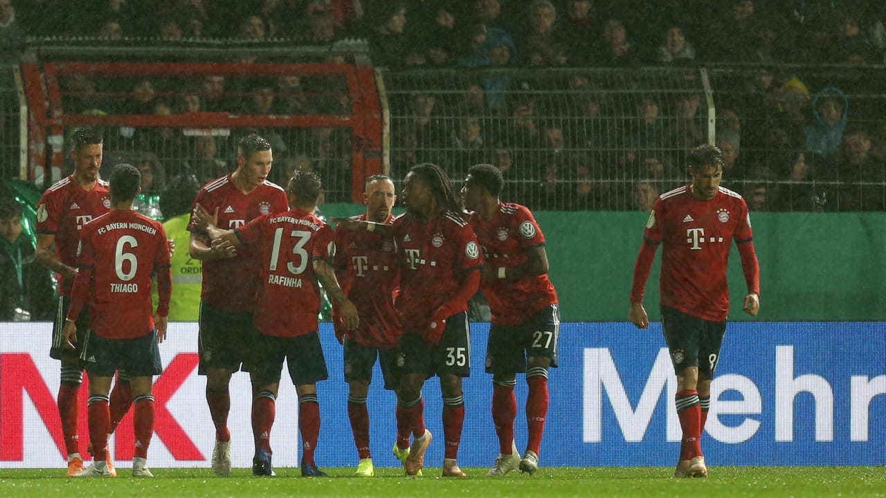 Die Bayern-Spieler bejubeln den Führungstreffer in Rödingshausen. Die Bayern-Spieler bejubeln den Führungstreffer in Rödingshausen.