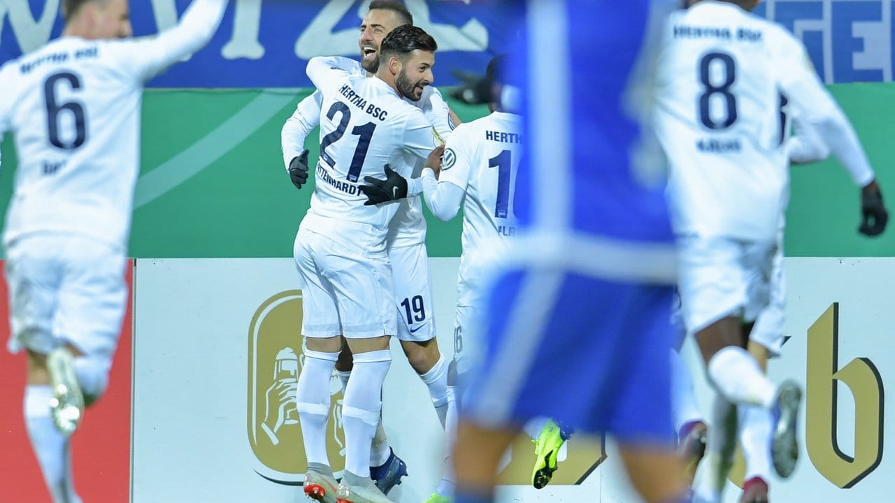 Herthas Vedad Ibisevic (hinten) wird von seinen Teamkollegen in Darmstadt gefeiert. Herthas Vedad Ibisevic (hinten) wird von seinen Teamkollegen in Darmstadt gefeiert.