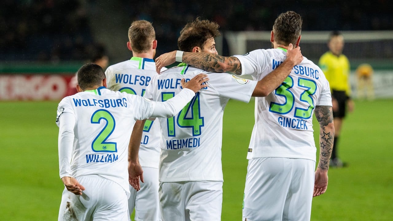 Die Wolfsburger feiern Admir Mehmedi (2. Die Wolfsburger feiern Admir Mehmedi (2.