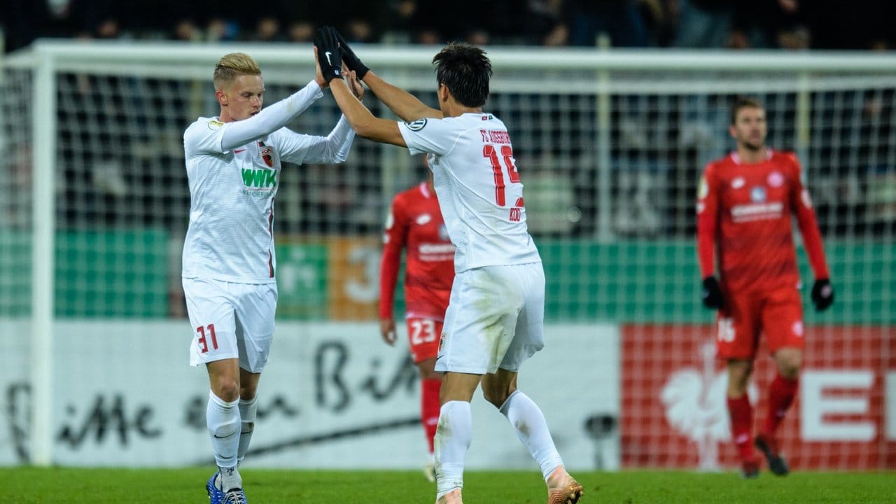 Philipp Max (l) und Ja-Cheol Koo feiern den Augsburger Ausgleich zum 1:1. Philipp Max (l) und Ja-Cheol Koo feiern den Augsburger Ausgleich zum 1:1.