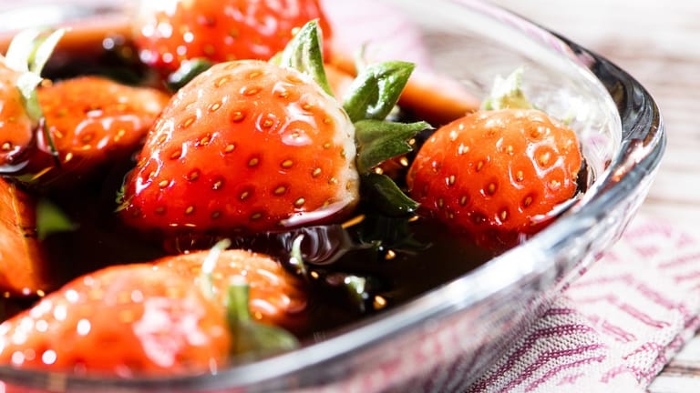 Mit Balsamico lassen sich Erdbeeren parfümieren.
