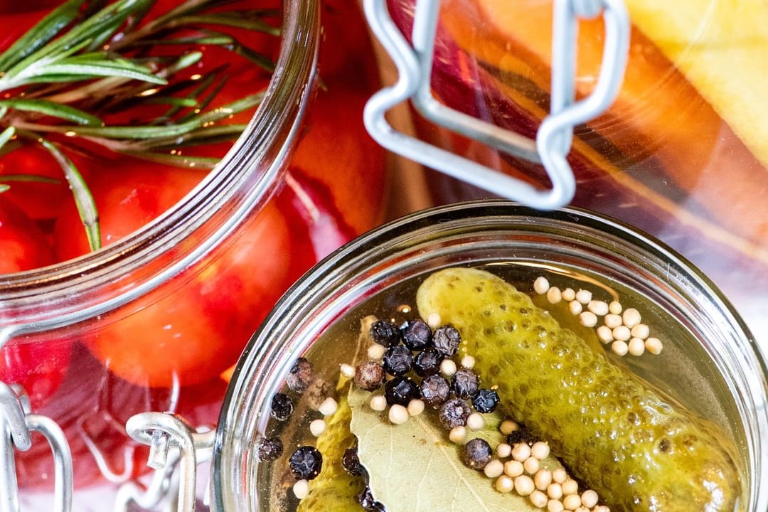 Eingelegte Gurken und Tomaten: Mit zusätzlichen Gewürzen kann man das Gemüse verfeinern.