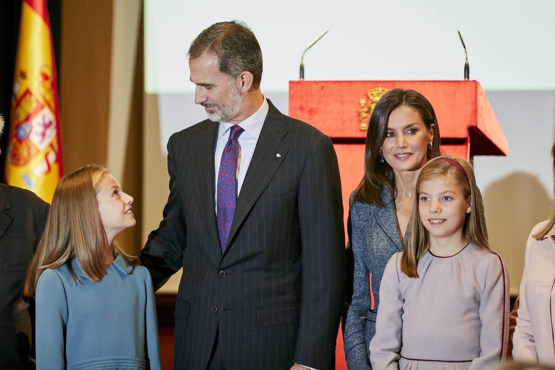 Prinzessin Leonor mit ihren Eltern und ihrer jüngeren Schwester Sofia: In Madrid hielt die 13-Jährige ihre erste offizielle Rede.