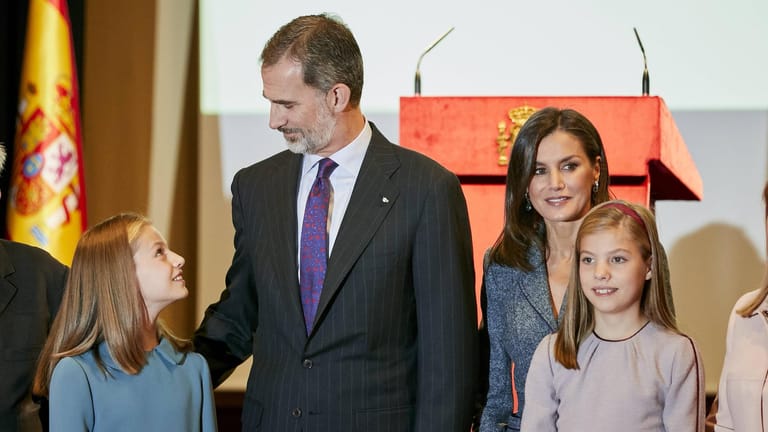 Prinzessin Leonor mit ihren Eltern und ihrer jüngeren Schwester Sofia: In Madrid hielt die 13-Jährige ihre erste offizielle Rede.