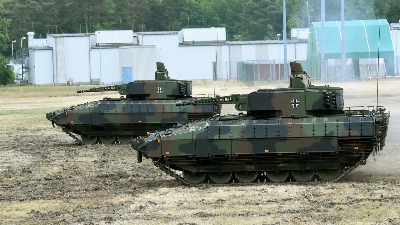 Zwei Schützenpanzer Puma auf dem Erprobungsgelände des Unternehmens Rheinmetall in der Lüneburger Heide.