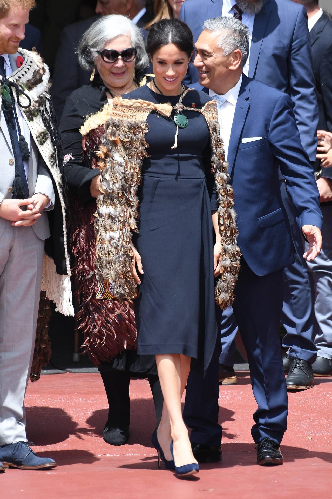 Dunkelblau mag Meghan sowieso sehr gerne: Am letzten Tag der Reise nimmt sie an einer traditionellen Maori-Zeremonie teil, wird mit einem Umhang beschenkt. Diesen trägt sie über ihrem Kleid von Stella McCartney.