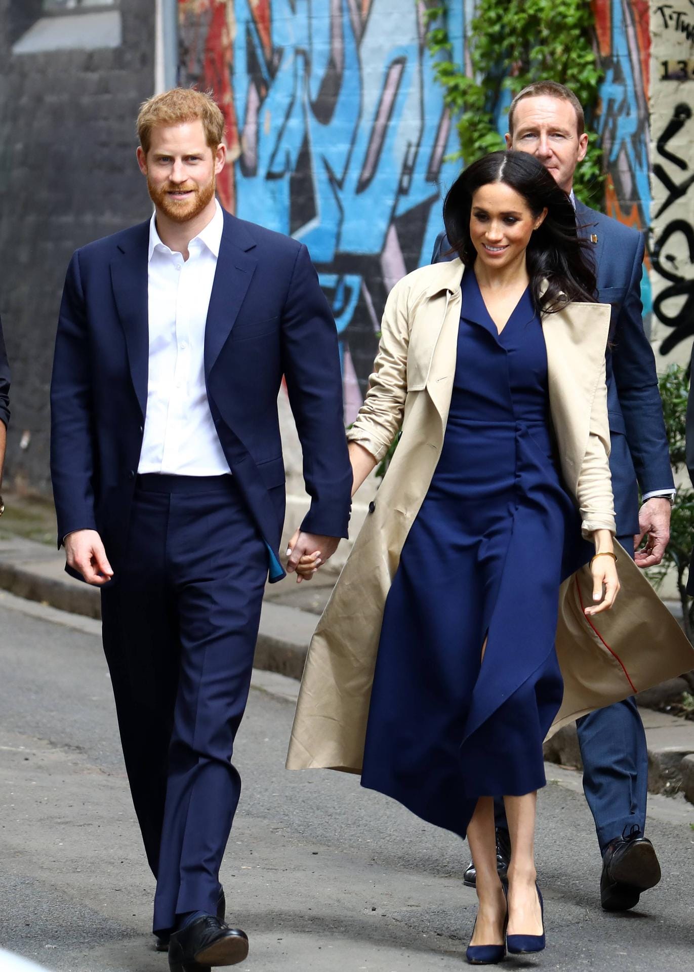 Angekommen in Melbourne: Die Herzogin im blauen maßgeschneiderten Kleid von Dion Lee mit farblich passenden Pumps von Manolo Blahnik und einem Trenchcoat.
