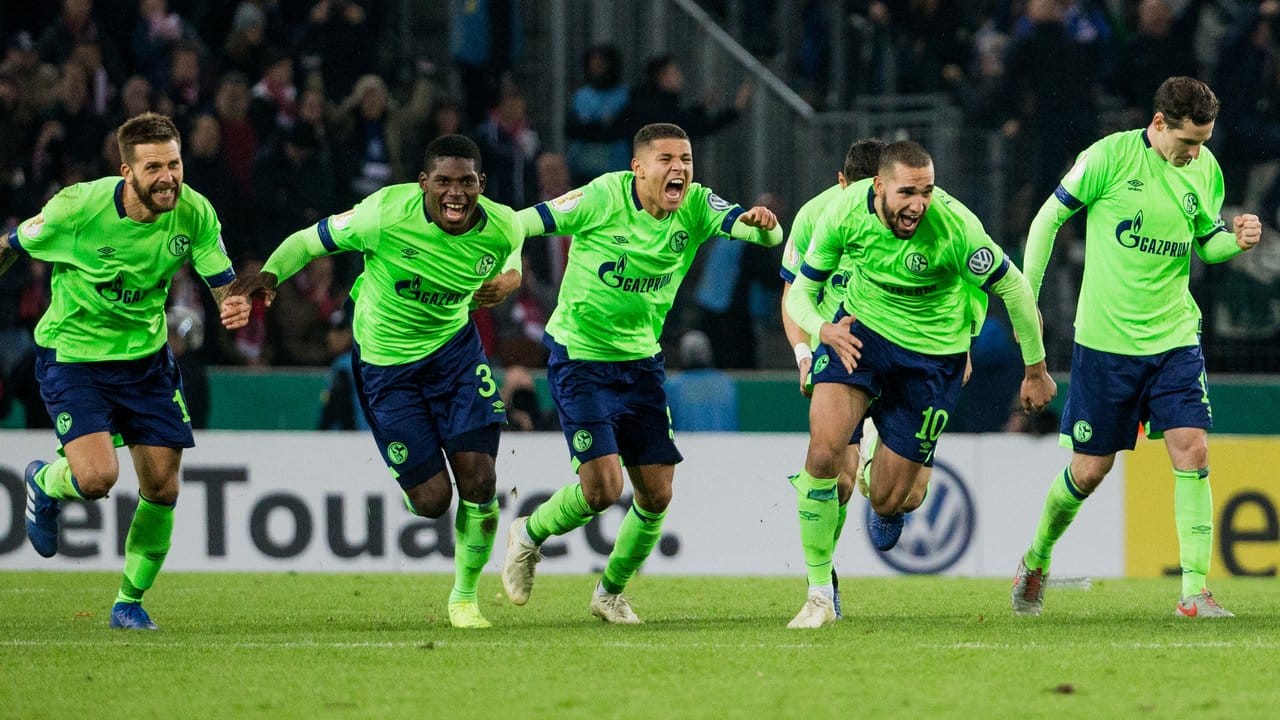 Schalkes Spieler bejubeln den Sieg im Elfmeterschießen in Köln. Schalkes Spieler bejubeln den Sieg im Elfmeterschießen in Köln.