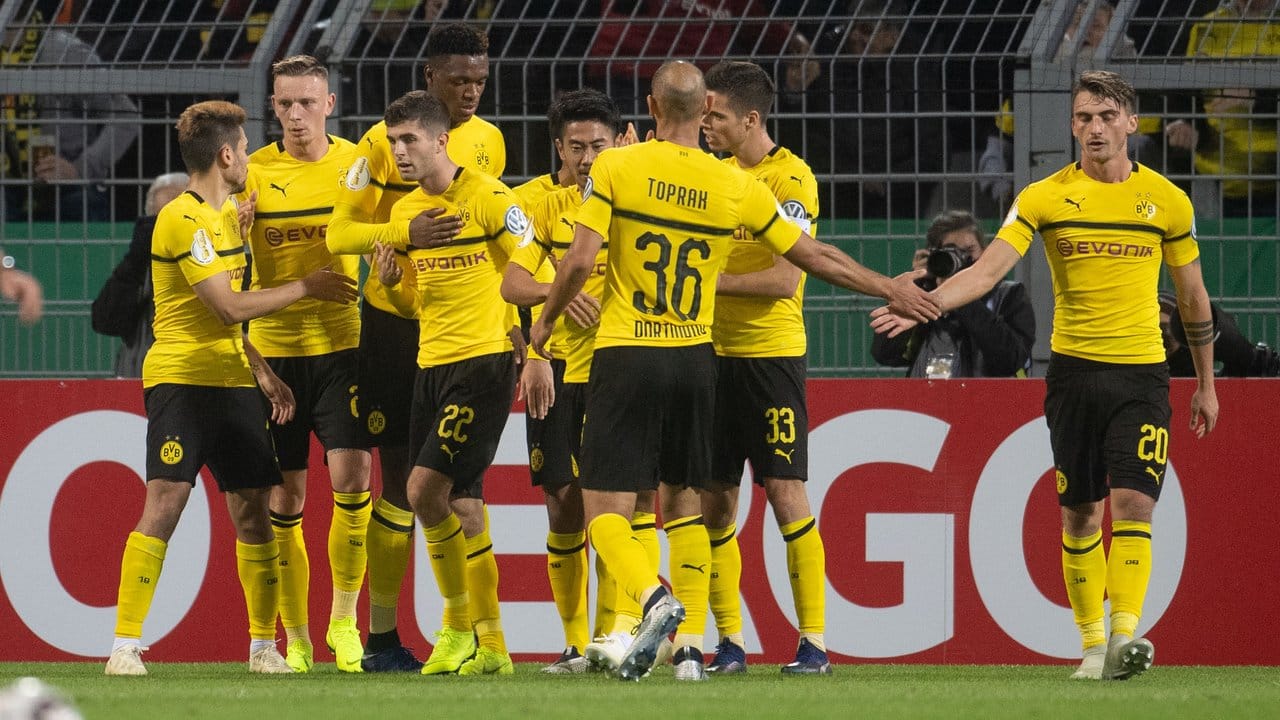 Die BVB feiern den Zittersieg über Zweitligist Union Berlin. Die BVB feiern den Zittersieg über Zweitligist Union Berlin.