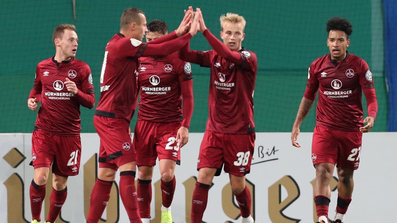 Erst nach Elfmeterschießen konnte sich der Club in Rostock durchsetzen. Erst nach Elfmeterschießen konnte sich der Club in Rostock durchsetzen.