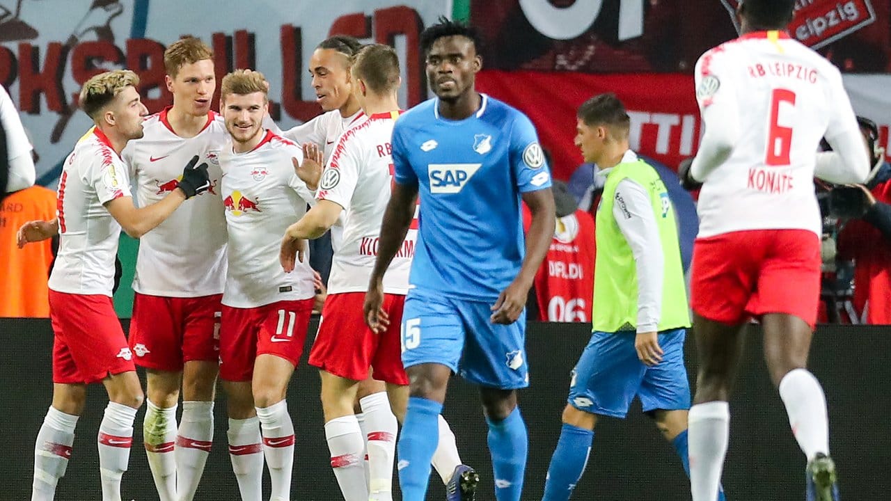 Jubel bei den Leipzigern, Enttäuschung bei Hoffenheims Kasim Adams. Jubel bei den Leipzigern, Enttäuschung bei Hoffenheims Kasim Adams.
