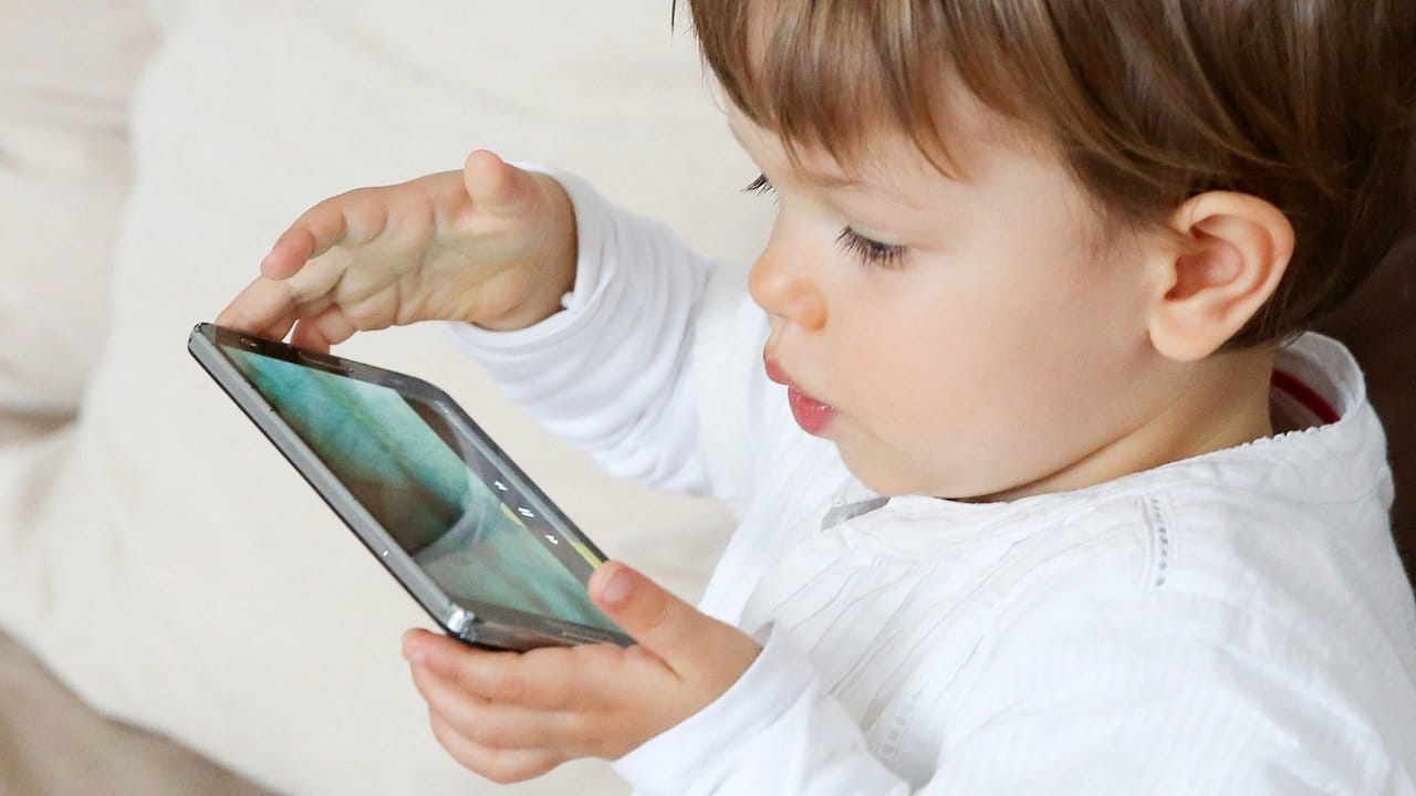 Das Bundesamt für Strahlenschutz rät, Kinder vor der Smartphone-Strahlung zu schützen - dazu sollte der Empfang von mobilen Daten so oft wie möglich ausgeschaltet werden.
