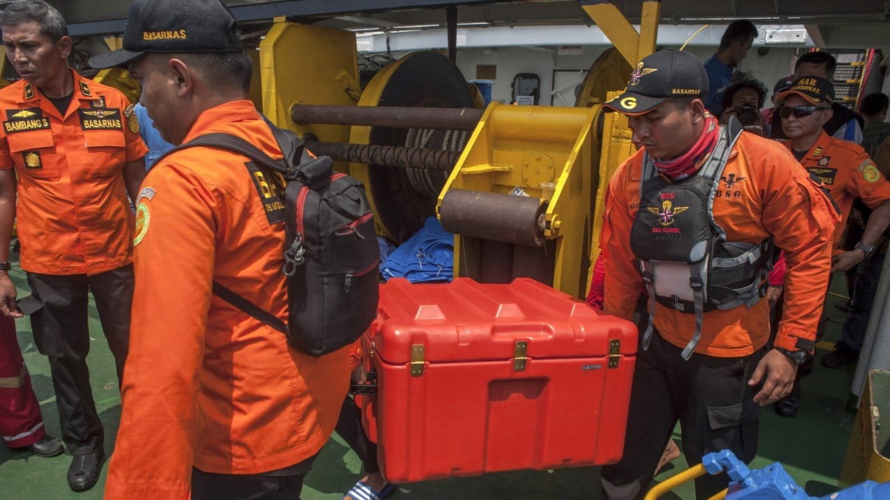 Die Teile der sogenannten Blackbox wurden in etwa 15 Kilometern Entfernung von der Küste aus dem Wasser gezogen. Die Teile der sogenannten Blackbox wurden in etwa 15 Kilometern Entfernung von der Küste aus dem Wasser gezogen.