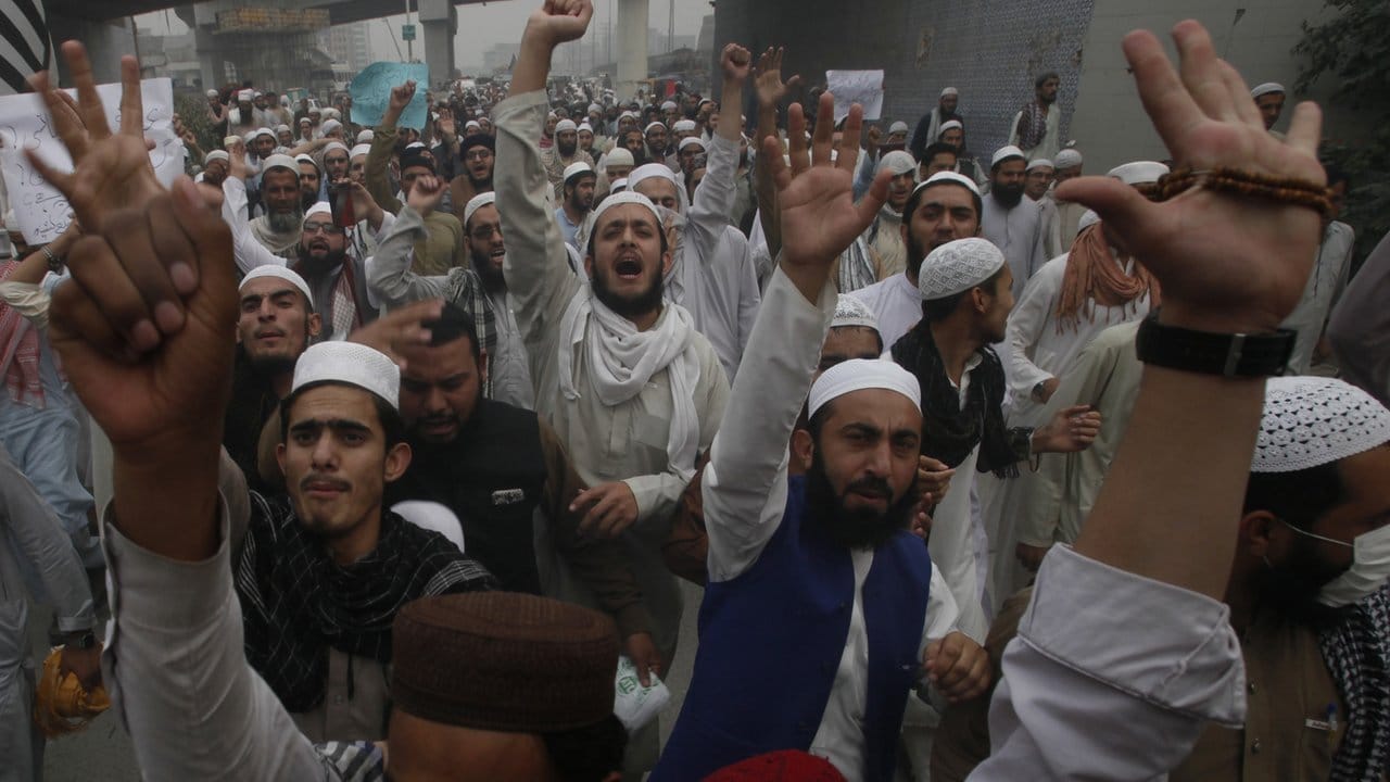 In vielen Städten Pakistans sind Anhänger radikaler islamischer Gruppen auf die Straße gegangen.