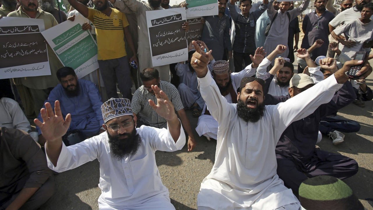 Muslime protestieren in Karachi gegen die Aufhebung des Todesurteils gegen eine wegen Blasphemie verurteilte Christin.