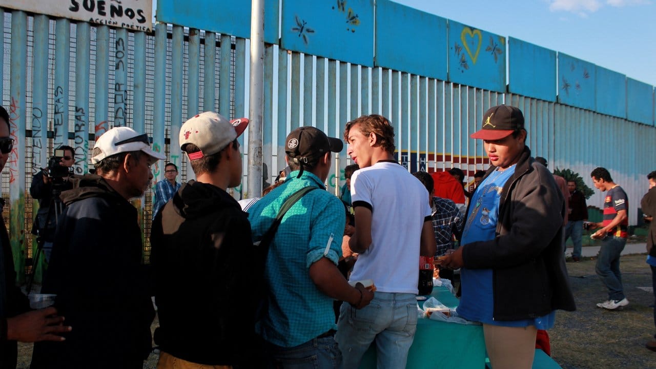 Migranten stehen in Tijuana am Grenzzaun zwischen Mexiko und den USA.