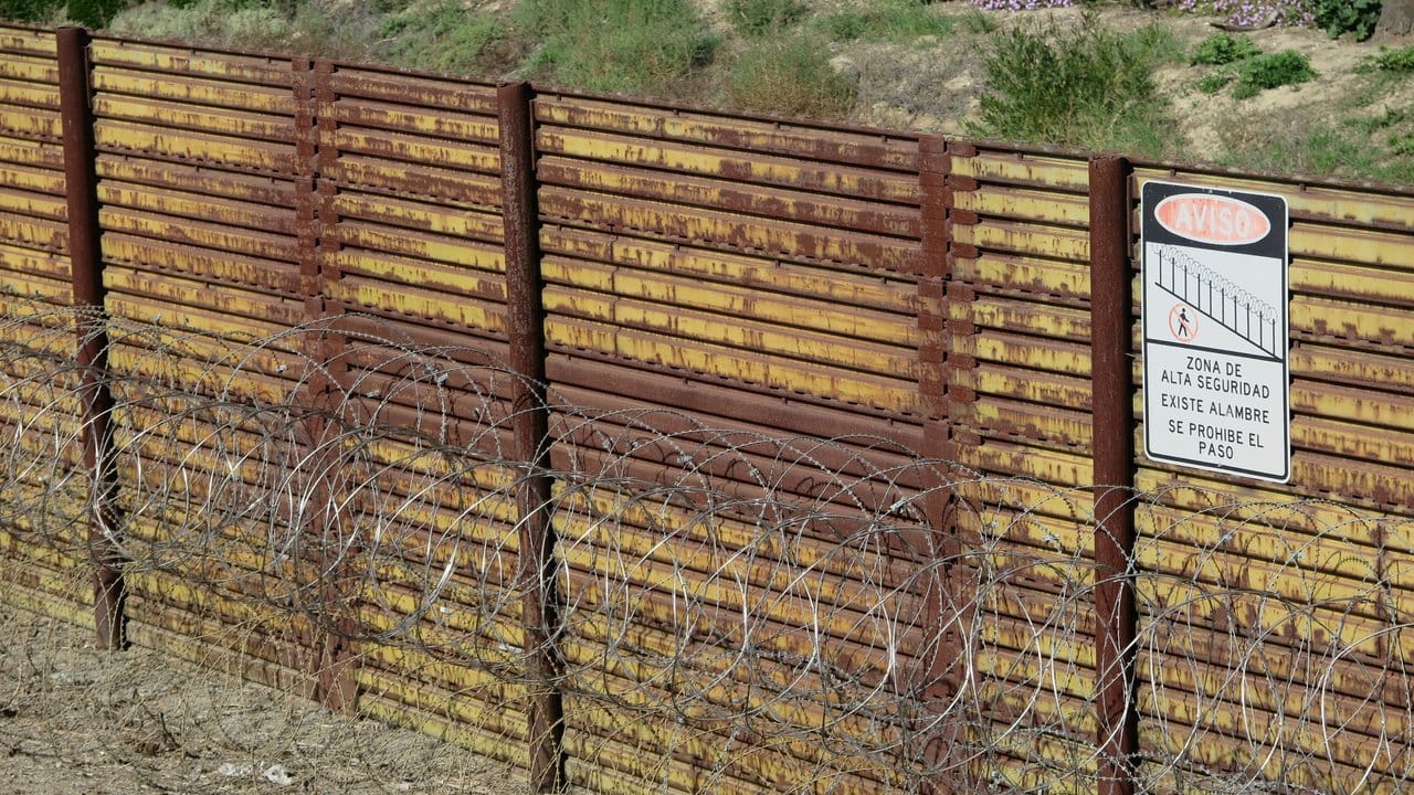 1130 Kilometer der Grenze zwischen den USA und Mexiko sind bereits durch einen Zaun gesichert.