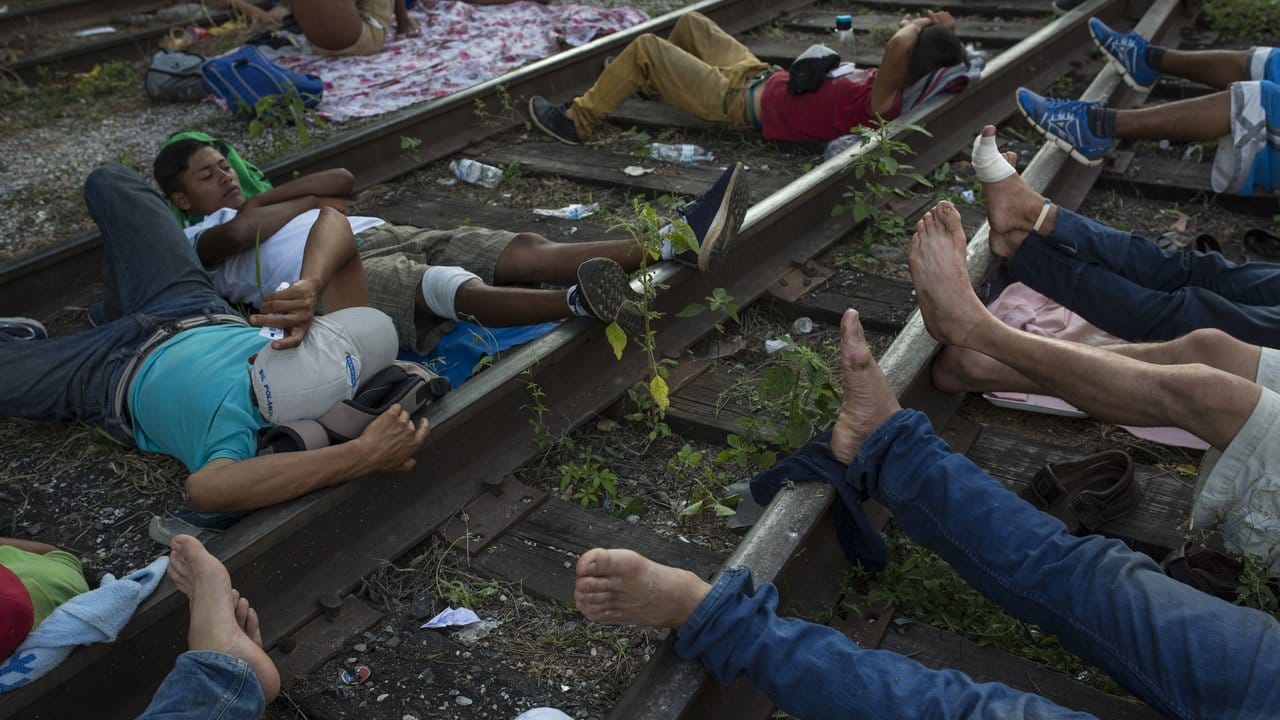 Mittelamerikanische Migranten ruhen sich in Mexiko auf Eisenbahnschienen aus, bevor sie weiter Richtung US-Grenze marschieren.