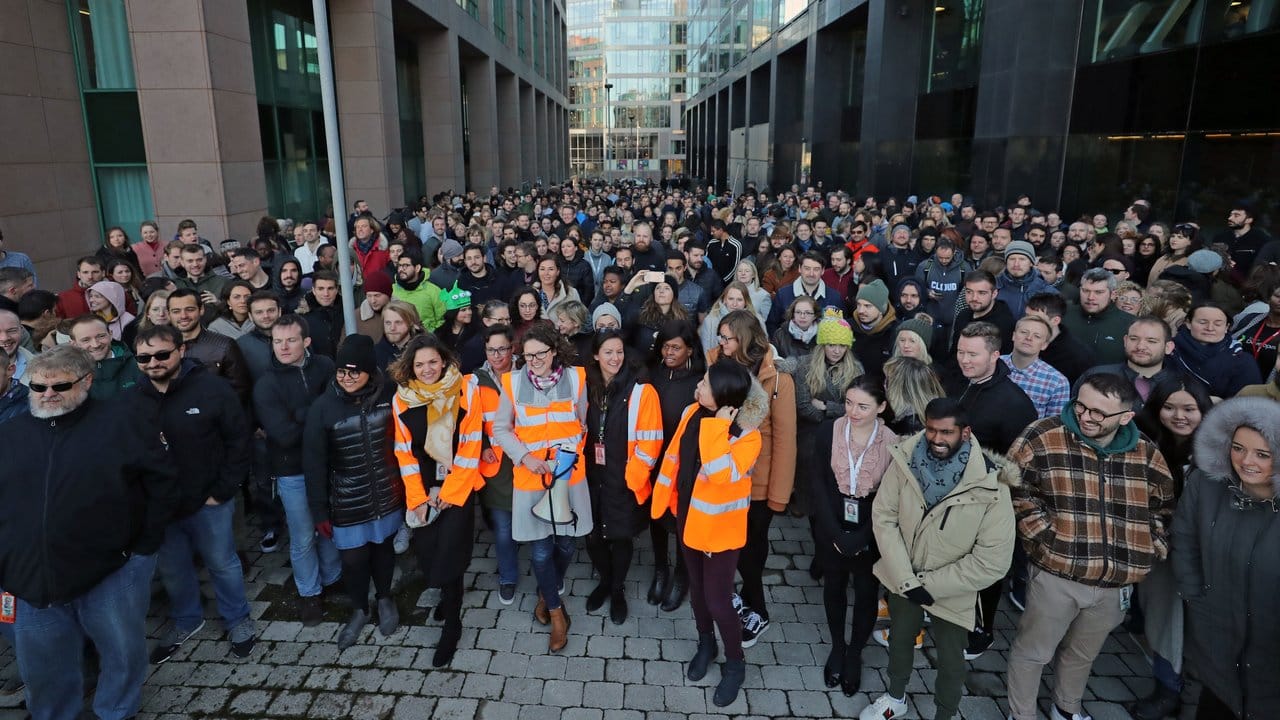 Protest gegen Sexismus: Google-Mitarbeiter vor der Europazentrale in Dublin. Protest gegen Sexismus: Google-Mitarbeiter vor der Europazentrale in Dublin.