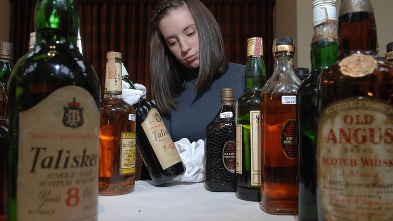 Whiskyflaschen: Bei der Scotch Whisky Experience können Sie alles rund um den Produktionsprozess des edlen Alkohols lernen.